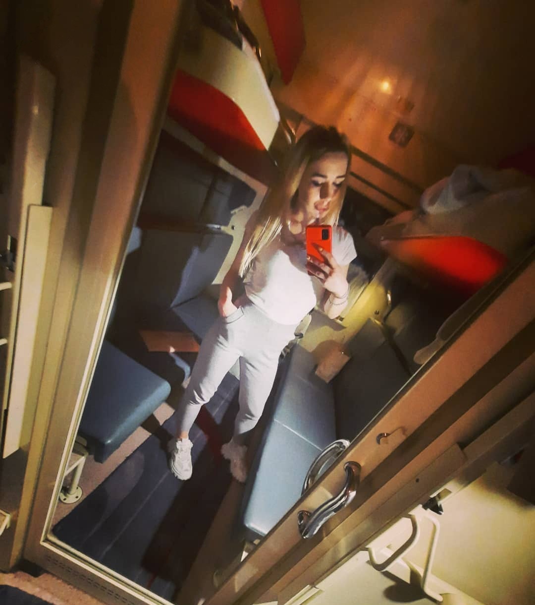 Надежда привлекальеная девушка из Талнах цена от 3500 руб